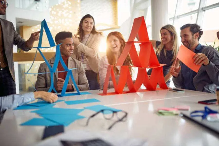 Un atelier collaboratif autour de lettres en papier