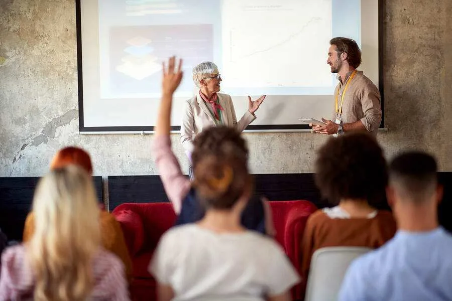Des participants lèvent la main pendant une session MUTARE