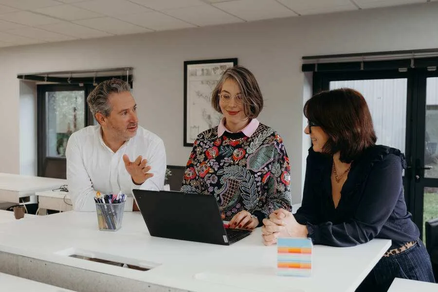 Une réunion d’équipe autour d’un ordinateur